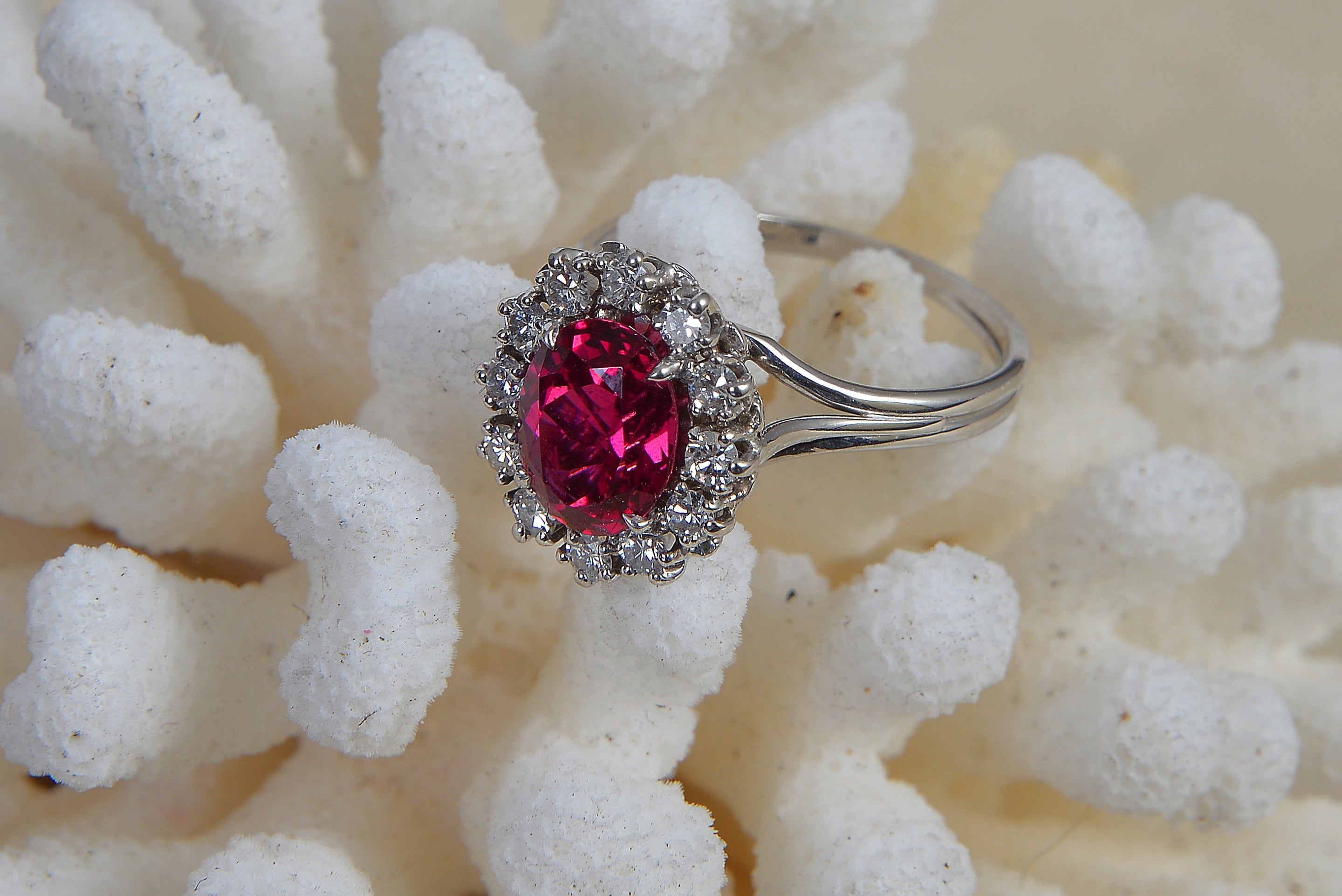 Bague de fiançailles halo diamants et centre tourmaline 