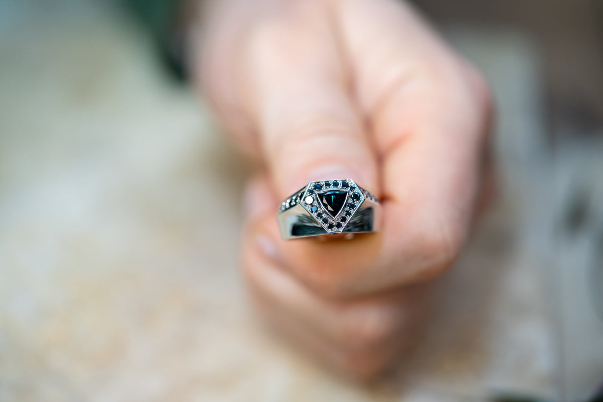 chevalière Saphir Or blanc Diamant noir